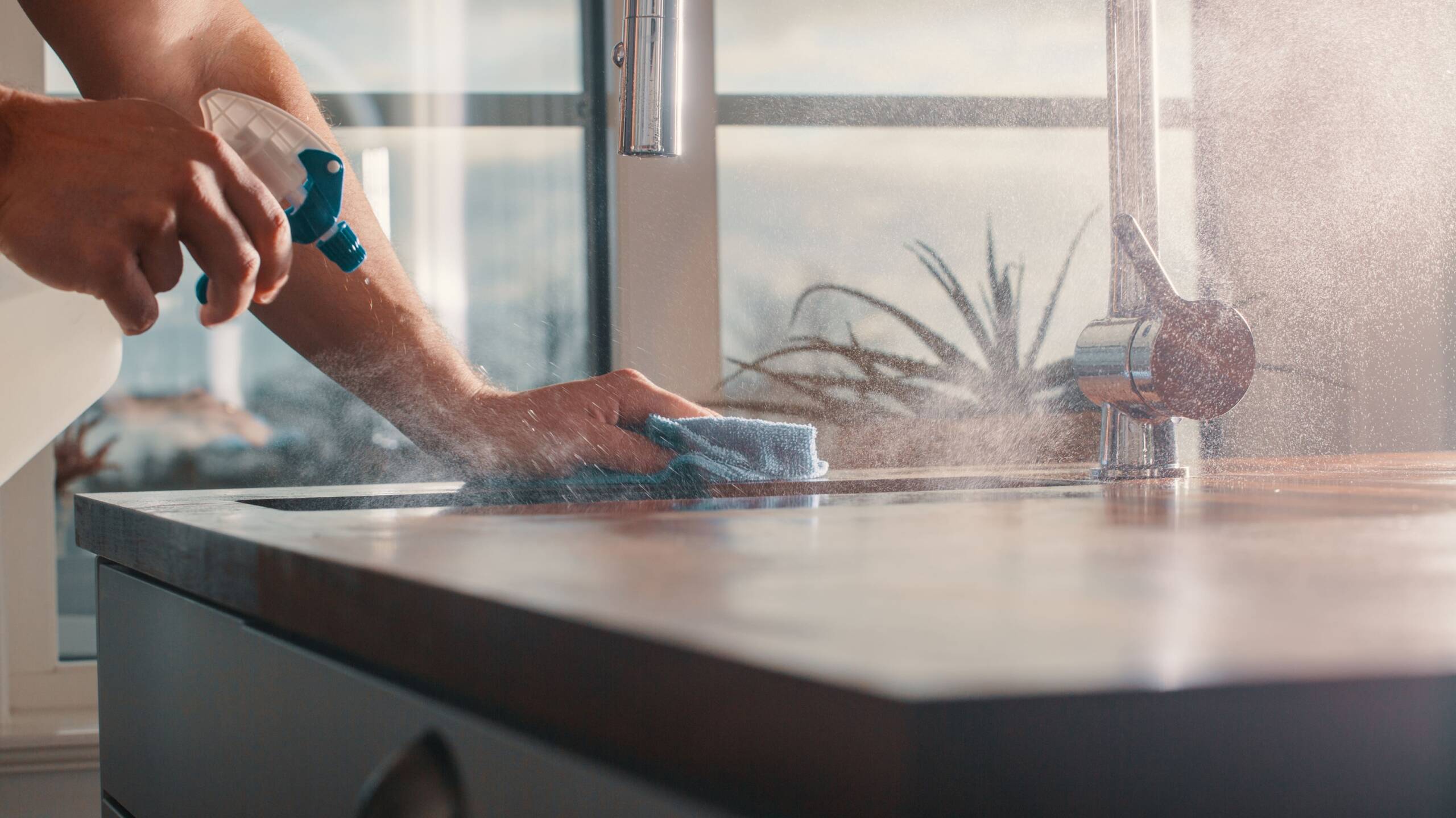 Nettoyage d’un plan de travail avec une microfibre